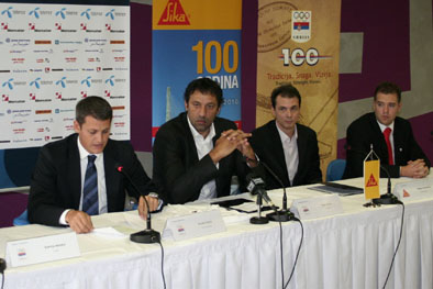 Generalni sekretar OKS Djordje Visacki, predsednik Vlade Divac, Drgan Maksimovic, direktor kompanije SIKA i Damir Stajner menadzer projekata u OKS